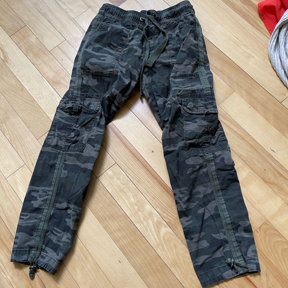 Crop camo pants size 24